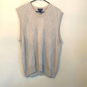 Men’s Medium Dockers pullover sweater vest Tan with diamond print. Like new